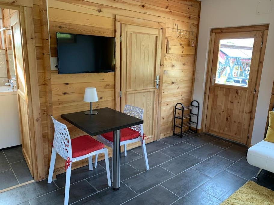 Chalet 2 Personnes Avec Jacuzzi Et Piscine Saisonniere Partagee Corcieux Zewnętrze zdjęcie