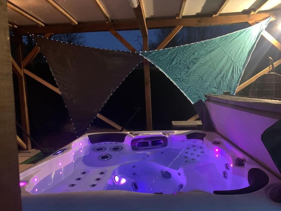 Chalet 2 Personnes Avec Jacuzzi Et Piscine Saisonniere Partagee Corcieux Zewnętrze zdjęcie